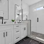 Holiday home The Waylon - Newly Redesigned, Rooftop With Sauna