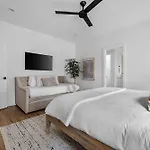 The Waylon - Newly Redesigned, Rooftop With Sauna Holiday home *