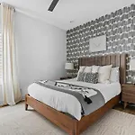 The Waylon - Newly Redesigned, Rooftop With Sauna Holiday home