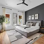 The Waylon - Newly Redesigned, Rooftop With Sauna Holiday home