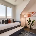 Holiday home West End Dream-private Balcony-6 Mins To Broadway *
