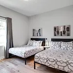 Side By Side Nash Homes - Relaxing Rooftop Patios Holiday home