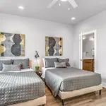 Spacious Nash For 12 Near Broadway Nashville