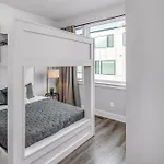 Spacious Nash For 12 Near Broadway