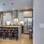 Spacious Close To Belmont Rooftop *