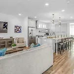 Spectacular Double Rooftop Home 7 Mins To Broadway