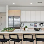 Beverly Nash Downtown, Incredible Skyline Views, Walk To Broadway!