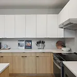 Beverly Nash Downtown, Incredible Skyline Views, Walk To Broadway!