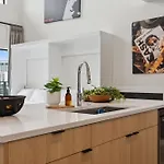 Holiday home Beverly Nash Downtown, Incredible Skyline Views, Walk To Broadway!