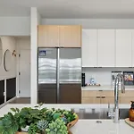 Beverly Nash Downtown, Incredible Skyline Views, Walk To Broadway! Holiday home *