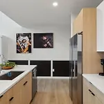 Beverly Nash Downtown, Incredible Skyline Views, Walk To Broadway!