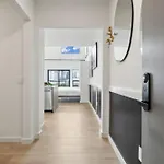 Beverly Nash Downtown, Incredible Skyline Views, Walk To Broadway! Holiday home