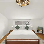 Stunning Close To Downtown And Bdwy Holiday home *