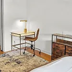 Stunning Close To Downtown And Bdwy Holiday home *