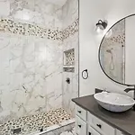 Stunning Close To Downtown And Bdwy