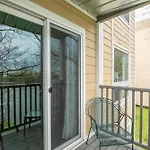 Riverfront Charm - A Scenic Downtown Stay For 6