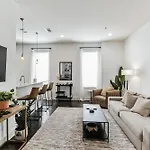1 Bdr Loft Centrally Located In West End Holiday home