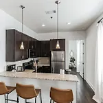 1 Bdr Loft Centrally Located In West End Holiday home