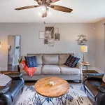 Centrally Located Cozy Pet Friendly Holiday home *