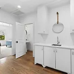 Two Adjacent Homes By 12 South And Belmont That Sleeps 24 Holiday home Nashville