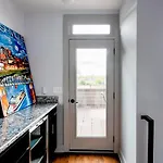 Modern 2 Bdr Townhome Minutes From Downtown Holiday home