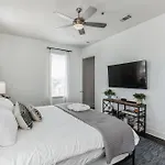 1 Bdr Loft Centrally Located In West End Nashville