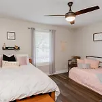Centrally Located Cozy Pet Friendly Nashville