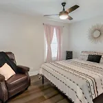 Holiday home Centrally Located Cozy Pet Friendly