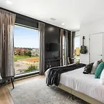 Riverview With Garage And Balcony And Walk Downtown