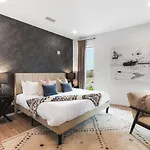 Riverview With Garage And Balcony And Walk Downtown *