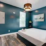 Modern Getaway Near Vandy Apartment