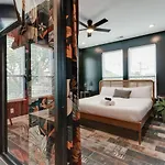 Modern Getaway Near Vandy *