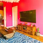 Dolly's Yacht Club - Cozy Retreat Near Broadway Nashville