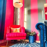 Dolly's Yacht Club - Cozy Retreat Near Broadway