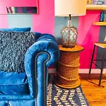 Dolly's Yacht Club - Cozy Retreat Near Broadway Holiday home