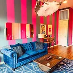 Dolly's Yacht Club - Cozy Retreat Near Broadway Holiday home Nashville