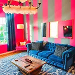 Dolly's Yacht Club - Cozy Retreat Near Broadway