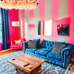 Dolly's Yacht Club - Cozy Retreat Near Broadway Holiday home *