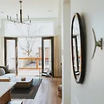 Storybook - Perfect For Couples And Solo Travelers Apartment *