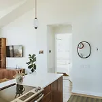 Storybook - Perfect For Couples And Solo Travelers Apartment *