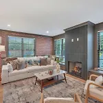 Holiday home New Bright Modern Townhome With Rooftop & Garage *