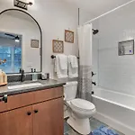 New Bright Modern Townhome With Rooftop & Garage Holiday home