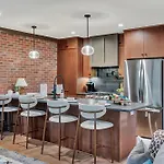 New Bright Modern Townhome With Rooftop & Garage Holiday home