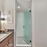 New Bright Modern Townhome With Rooftop & Garage Holiday home