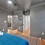 New Bright Modern Townhome With Rooftop & Garage Holiday home