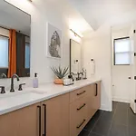 Holiday home 2 Homes With Rooftops & Views Nashville