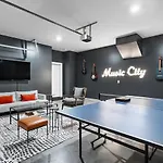 Holiday home 2 Homes With Rooftops & Views Nashville