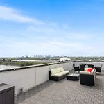 Emerald Overlook - Skyline Views & Rooftop Patio Holiday home *