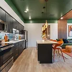 Three King With Pool Gym Balcony & Garage Right On Music Row Downtown Views From Rooftop Walk To Rca B & Local Dining Under 2 Miles To Broadway Elevator Access 24 Hr Hospitality Holiday home *