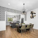 Emerald Overlook - Skyline Views & Rooftop Patio *